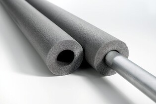 895300
